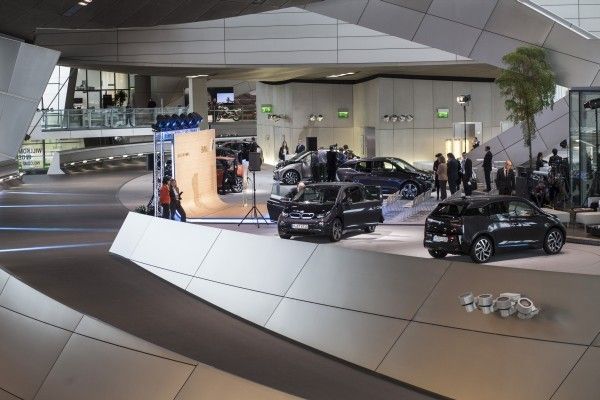 Auslieferung der ersten BMW i3 Kundenfahrzeuge in der BMW Welt. (Bild: BMW)
