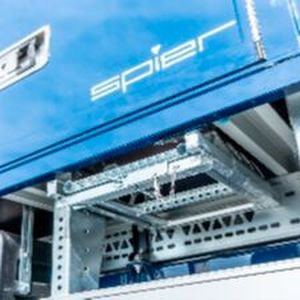 Zum Kofferaufbau von Spier gehört auch ein ausziehbarer Tritt für die Seitentür ins Innere des Transportabteils.(Bild:  VW Nutzfahrzeuge)