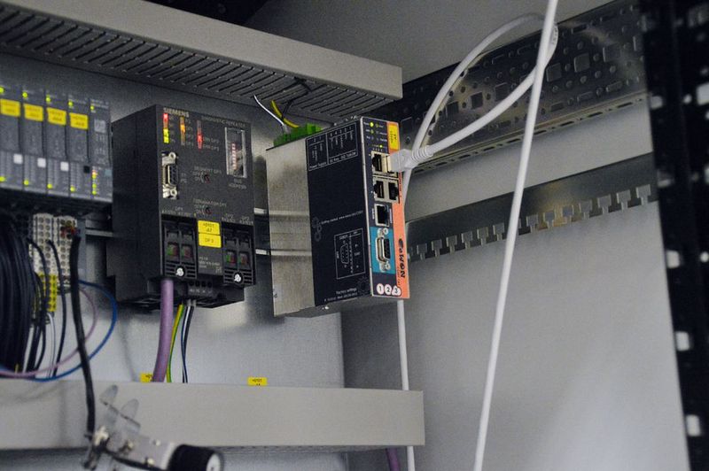 Ein eWon Cosy-Fernwartungsrouter findet sich schon seit vielen Jahren in den Schaltschränken der Anlagen von Amandus Kahl.  (Bild: Wachendorff)