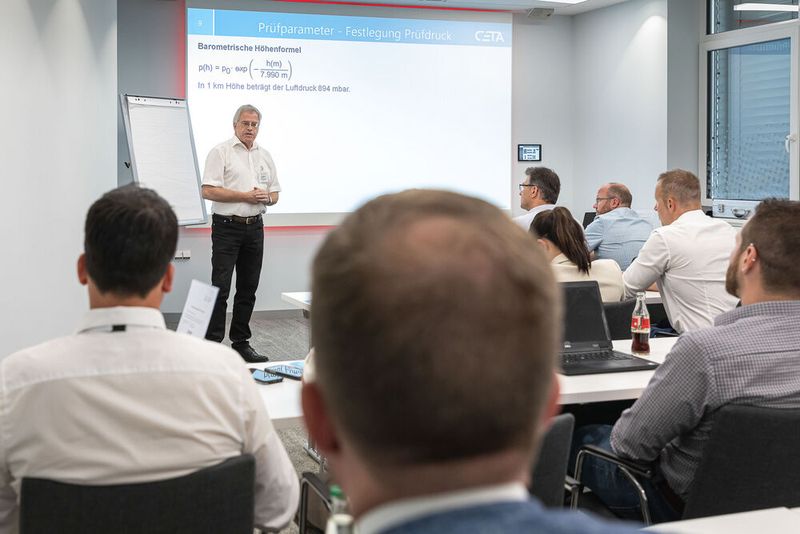 16. Anwenderkongress Steckverbinder. Auf dem Steckverbinderkongress 2022 konnten die Teilnehmer zwischen vier hands-on Workshops wählen – Dichtheitsprüfung, Crimpen, Kabelkonfektionierung und Single Pair Ethernet. (Bild: Elektronikpraxis)