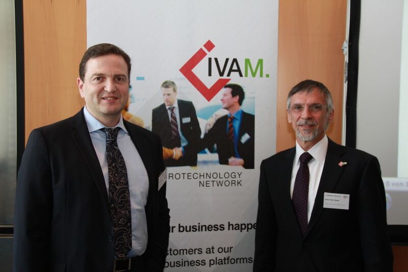 Delighted with the lively participation are Christian Bigge (left), senior project manager for the trade shows Compamed and Medica at Messe Düsseldorf, and Ivam CEO Heinz-Peter Hippler. (Bild: Ivam)