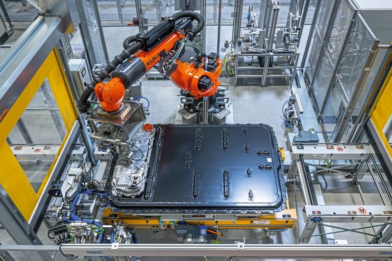 Montage der Hochvoltbatterien im BMW Group Werk Irlbach-Straßkirchen. (Bild: BMW AG)