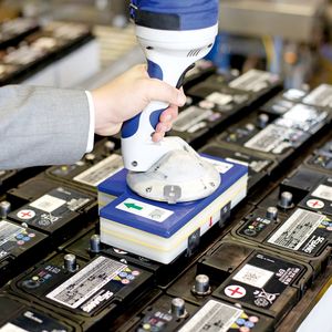 Bild 3: Mit Flächengreifern lassen sich große, schwere und strukturierte Gehäuseteile sicher handhaben.(Bild:  J. Schmalz GmbH)