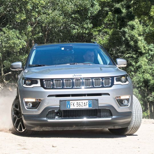 Hierzulande müssen 2.720 Jeep Compass für etwa eine halbe Stunde in die Vertragswerkstatt.(Bild:  Jeep)