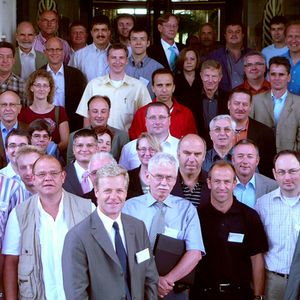 Einige Sprecher, Teilnehmer und deren Begleiterinnen der High-Purity-Veranstaltung 2007 vor der Eingangshalle des L´Hermitage. Der Tagungsort an der französischen Atlantikküste rangiert in der Beliebtheitsskala der Branche ganz oben. Bild: Polysoude