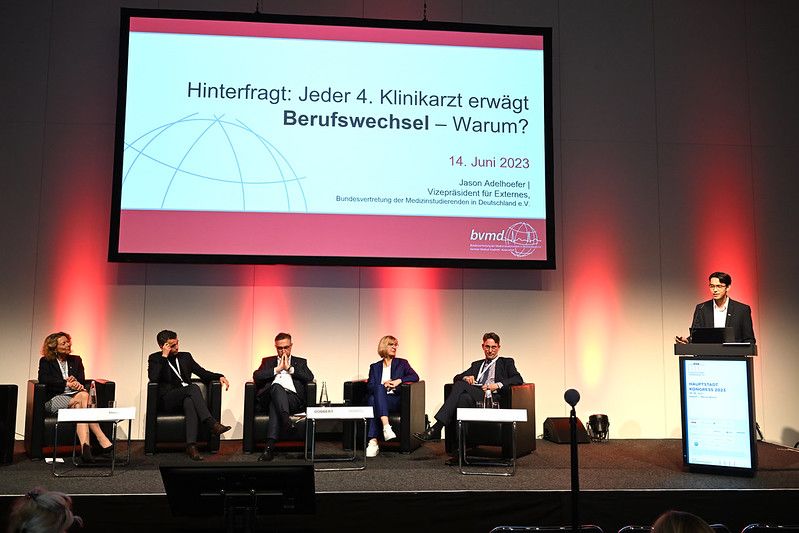 Ärzteforum zum Thema „Jeder 4. Klinikarzt erwägt Berufswechsel – warum?“ mit Dr. Susanne Johna (Marburger Bund), Dr. Peter Bobbert (Ärztekammer Berlin), Jason Adelhoefer (Bundesvertretung der Medizinstudierenden  in Deutschland), Karsten Honsel (Alexianer GmbH). Vorsitz: Dr. Iris Hauth (Alexianer St. Joseph-Krankenhaus Berlin-Weißensee, und Dr. Hajo Schmidt-Traub (BG Klinikum  Unfallkrankenhaus Berlin) (WISO/Schmidt-Dominé)