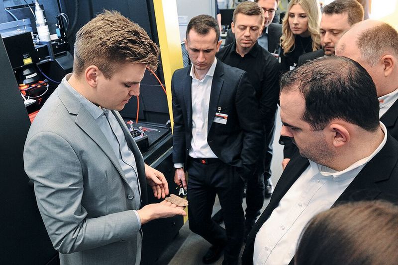 Expertenblicke haften auf mit dem Laser geschweißten Kupferkontakten während der Laborführung am Fraunhofer-ILT. (Bild: Fraunhofer-ILT)