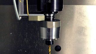 Das mechatronische Werkzeug mit integrierter Minimalmengenschmierung nutzt einen elektrochemischen Aktor als Pumpenantrieb.  (Bild: GFE)