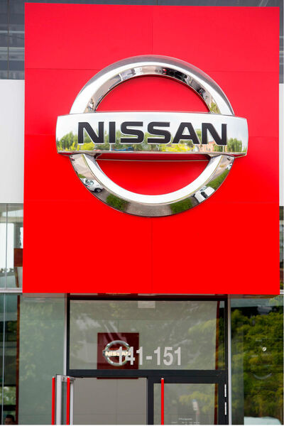 Über der Tür thront das „Tablet“ – das Nissan-Marken-Logo auf rotem Grund.  (Baeuchle)