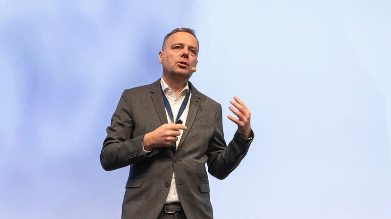 Peter-Johannes Lorenzen, Leiter Digitalisierung und Handelssysteme bei Skoda Deutschland, zeigte auf, was die Connected Services in  Fahrzeugen den Händlern bringen. (Stefan Bausewein)