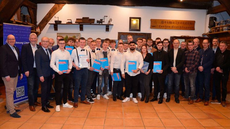 Bei den Winter-Lossprechungen beim Campus Handwerk, Gasthaus Sperver und Heimathaus Laxten haben die Elektro-, Landbautechnik-, Metall- und Kfz-Innung Lingen ihre Gesellen gemeinsam verabschiedet. Obermeister Torsten Timmer von der Kfz-Innung Lingen sprach insgesamt 23 junge Kfz-Mechatroniker frei. (Bild: Kfz-Innung Lingen)