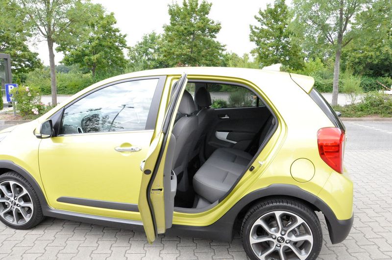 Auf der Rückbank ist klassentypisch wenig Platz, Quetschungen sind aber nicht zu befürchten. (Bild: Simon / »kfz-betrieb«)