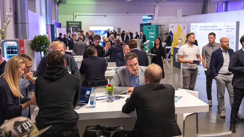 Viele bekannte Branchenplayer wie Digitalexperte Derek Finke (Mitte) nutzten die Automotive Business Days, um sich mit Kolleginnen und Kollegen aus Autohandel und Industrie zu vernetzen. (Bild: Stefan Bausewein)