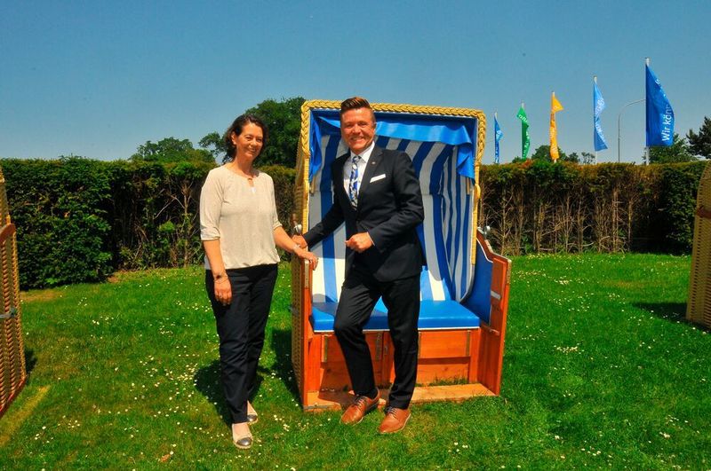 Summertime: Nina Eskildsen (Kfz-Gewerbe Schleswig-Holstein) und Wilhelm Hülsdonk (ZDK). (Zietz/»kfz-betrieb«)