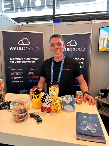 Jeroen Veldhorst (Avisi) hat die süßesten Plüschtiere am Stand.  (Bild: Vogel IT-Medien GmbH)