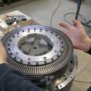 Die Sandwichbauweise und das Transversalflussprinzip des Antriebssystems sorgen für kurze magnetische Wege und eine geringe Wärmeentwicklung. Die Rotorscheibe aus CFK trägt zur deutlichen Reduzierung von Masse und Trägheit bei.