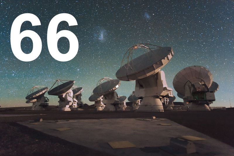 Parabolantennen mit 7 bis 12 m Durchmesser hat das Alma-Teleskopfeld. Sie stehen auf der Atacama-Wüste in Höhen bis zu 5044 m. Die 100 t schweren Antennen können auf 16 km verteilt werden. Forscher blicken damit in die Anfänge des Universums – rund 10 Mrd. Jahre zurück. (Bild: ESO/C. Malin - http://www.eso.org/public/images/ann13016a/ unter CC BY 4.0)