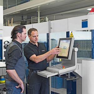 Oliver Frank (l.), Inhaber der Bigsteel AG in Hergiswil, im Gespräch mit Martin Hess, Servicetechniker Trumpf Schweiz AG, über Zuverlässigkeit und Flexibilität der Laserschneidmaschinen.