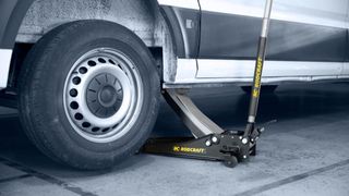 Wichtig und dennoch oft vergessen: die Wartung und Pflege von Wagenhebern. (Bild: Rodcraft)