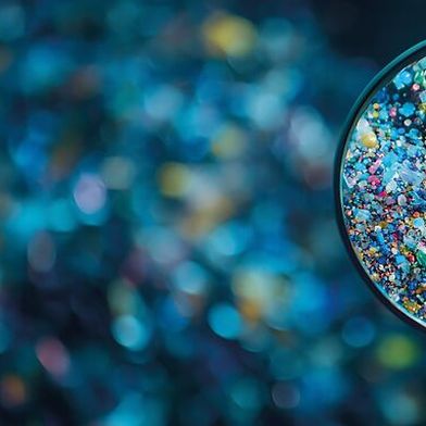La creciente contaminación por microplásticos de nuestro medio ambiente no solo supone un reto ecológico, sino también, cada vez más, un riesgo económico y jurídico para la industria y los municipios. Con la Directiva revisada de la UE sobre aguas residuales municipales, el seguimiento sistemático de los microplásticos pasa a ser obligatorio por primera vez. (Imagen ilustrativa) (Imagen: ©Thares2020 - stock.adobe.com)