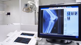 Eine TÜV-Prüfung umfasst verschiedene Sicherheitsaspekte an Röntgengeräten und je nach Geräteart gibt es bis zu 80 Prüfpunkte. (Bild: grieze - stock.adobe.com)