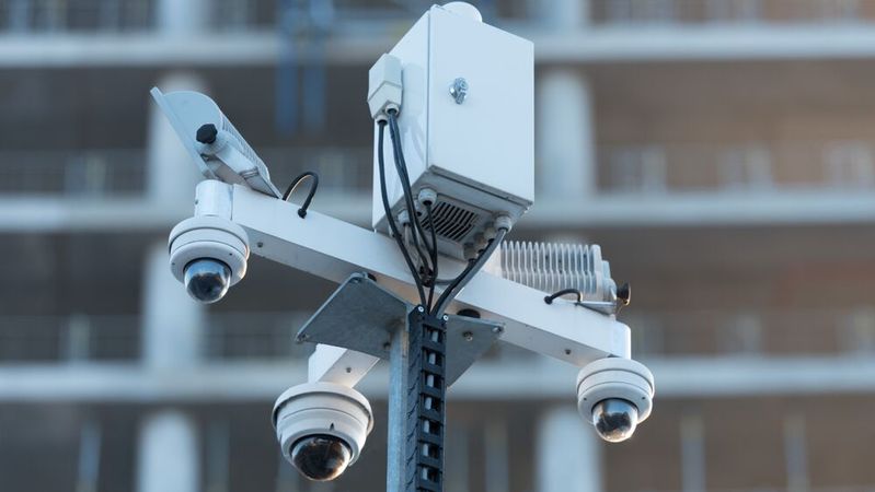 Gerade auf Baustellen – aber nicht nur dort – spielen IP-Kameras ihre Vorteile gegenüber herkömmlicher Überwachungstechnik voll aus.(Bild: ©  MartinM - stock.adobe.com)