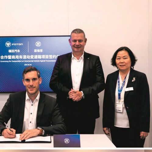 ZF und Foton vertiefen ihre Partnerschaft, wie der Zulieferer auf der IAA Transportation bekanntgab: Für ZF unterzeichneten: Christian Feldhaus, Leiter Product Segment Transmissions & Hybrids bei ZF-CVS, Prof. Dr. Peter Laier, Mitglied des ZF-Vorstands und verantwortlich für Commercial Vehicle Solutions, Sujie Yu, bei ZF-CVS verantwortlich für die Region Asia Pacific.(Bild:  ZF Group)