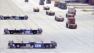 Terex-Gottwald-Batterie-AGV, hier im Container Terminal Altenwerder (CTA) im Hamburger Hafen. (Bild: Terex Port Solutions)