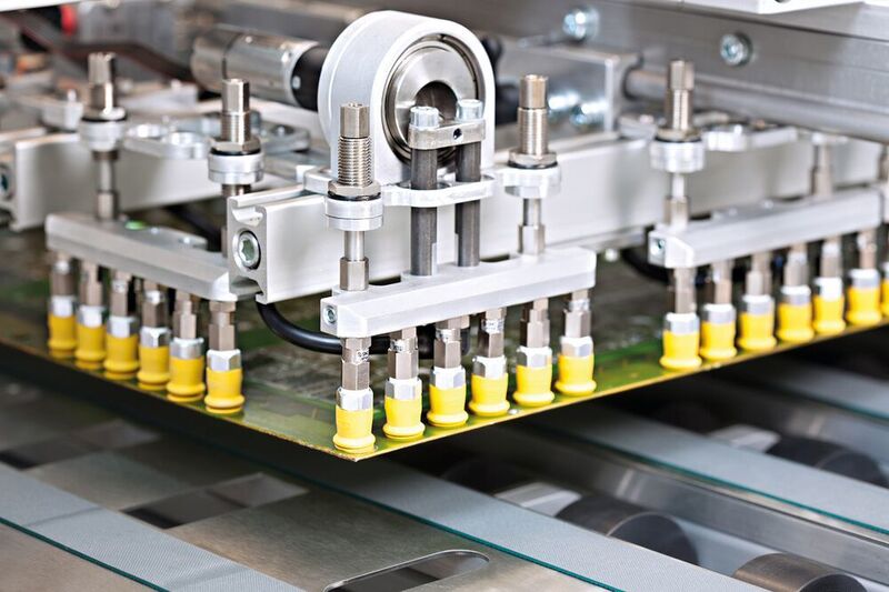 Der gelbe NBR-ESD-Sauger schützt die Leiterplatte vor Schäden durch elektrostatische Entladung. (J. Schmalz GmbH)
