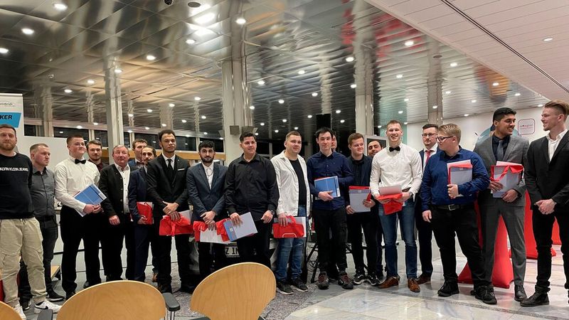 Die Kfz-Innung Eutin feierte in der Sparkasse Holstein in Eutin die Freisprechung ihrer 20 Kfz-Gesellen. Obermeister Denis Preuß gratulierte den jungen Leuten und sagte: „Damit die Autofahrer sich darauf verlassen können, alltäglich sorgenfrei an ihr privates oder berufliches Ziel gelangen zu können, benötigt es Fachleute des Kraftfahrzeughandwerks, die die modernen Fahrzeuge neuester Bauart ebenso zu warten und zu reparieren verstehen, wie die Technik älterer Automobile – Fachleute, wie Sie es jetzt sind!“ Auch der Landrat des Kreises Ostholstein Reinhard Sager sowie der Eutiner Bürgervorsteher Dieter Holst zollten den Freigesprochenen für ihre Leistungen in der Gesellenprüfung der vergangenen Tage ihre Anerkennung. Das Foto zeigt die erfolgreichen Prüfungsteilnehmer mit dem Vorsitzenden des Gesellenprüfungsausschusses der Innung für Kraftfahrzeugtechnik Eutin Reinhard Henß-Thamm (5. v. l.). (Bild: Kfz-Innung Eutin)