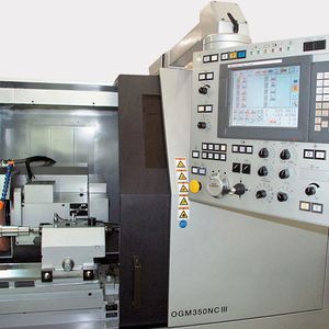 Okamoto legt auch besonderen Wert auf eine einfache und intuitiv durchführbare Programmierung für komplexe Schleifzyklen.