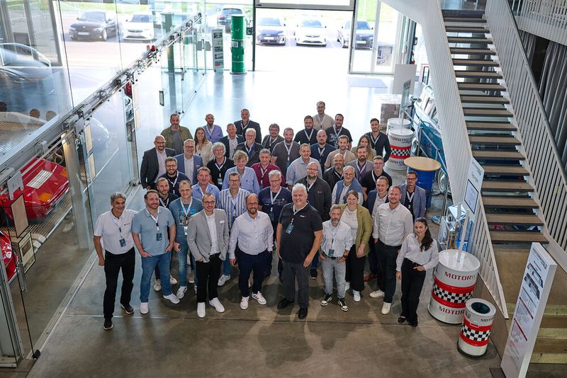 Rund 45 Teilnehmer aus dem gesamten Partnernetzwerk konnte Aagon ein zum Partner Summit in der Motorworld in Böblingen begrüßen. Im Mittelpunkt standen der persönliche Austausch, aktuelle Markt- und Technologietrends sowie die gemeinsame Weiterentwicklung des Partnergeschäfts. Die Agenda umfasste unter anderem strategische Einblicke in die Unternehmensausrichtung, Produktneuheiten rund um ACMP, Channel-Marketing-Themen sowie Breakout Sessions zu konkreten Geschäftschancen für Partner.  (Bild: Aagon)