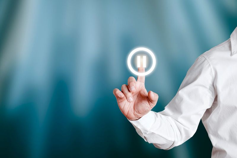 Erst denken, dann reden​! Egal ob Rede oder Dialog – bevor Sie überstürzt einen Satz beginnen, halten Sie kurz inne. Legen Sie sich ihre Worte zurecht und werden Sie sich über ihre Argumente klar. Durch eine deutliche und ruhige Sprechweise wird Kompetenz vermittelt und Inhalte wirken überzeugender. Falls eine längere Pause entsteht, entfernen Sie sich kurz von dem Gespräch und weisen Sie darauf hin, dass Sie Ihre Gedanken ordnen wollen.  (Bild: © Cagkan – stock.adobe.com)