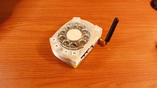 Retro-Feeling: das Rotary Un-Smartphone ist ein 4G-Mobiltelefon mit nostalgischer Wählscheibe. (Bild: Justine Haupt)
