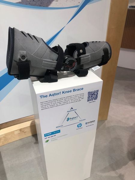 BASF Forward AM präsentierte verschiedene Materiallösungen, wie die Knieorthese Aqtor! Sie ist mit dem HP 3D HR PP in der Lage, mit der hohen Nachfrage nach Kniestützen Schritt zu halten. (Bild: VCG/Juliana Pfeiffer)