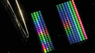 Mit dem neuen Prinzip lassen sich alle Farben erzeugen. Ein einzelnes Pixel misst hier 120 x 120 Mikrometer.  (Bild: Cao et al. Advanced Materials 2022)
