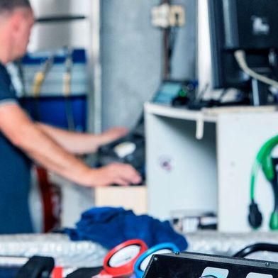 Wenn Kfz-Betriebe Klimaanlagen von Fahrzeugen warten und reparieren, müssen sie die  Vorgaben der EU-F-Gase-Verordnung (ChemKlimaschutzV) beachten, die nun national umgesetzt wurde.  (Bild: ProMotor)