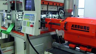 Die zweite Generation der Synchropresse – hier mit Kunststoffspritzeinheit von Arburg und einem Rofin-Beschriftungslaser; bei Härter Stanztechnik in Königsbach-Stein sind mittlerweile fünf Synchropressen im Einsatz – auch für die Serienfertigung. Bild: Kuhn (Archiv: Vogel Business Media)