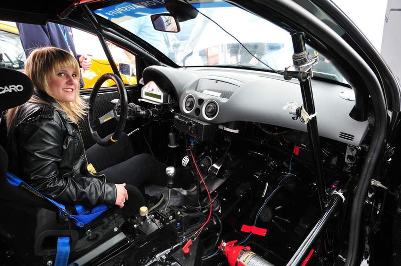 ... und Ramona Schmidt im Auto. (Archiv: Vogel Business Media)