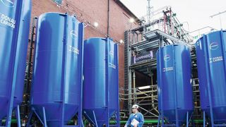 Produktionsexperte Björn Draber überprüft die Funktionen der Pilotanlage zur Rückgewinnung von Salz aus Prozess­abwässern von Covestro am Standort Krefeld-Uerdingen. (Covestro)