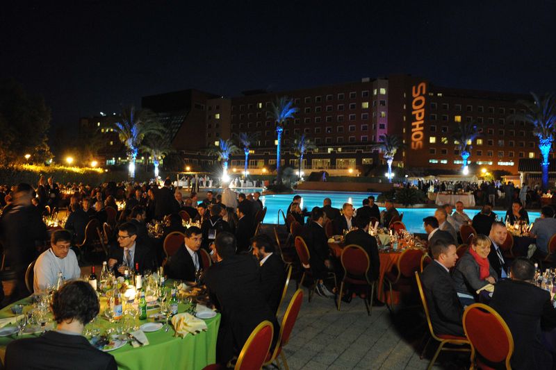 Die erste Abendveranstaltung garantierte perfektes Networking bei entspannter Pool-Atmosphäre. (Bild: Sophos)