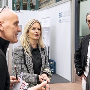 Abetare Yaves et Matthias Böhm en discussion avec des exposants lors du dernier jour du Swiss Production Forum 2022.(Source : Thomas Entzeroth)