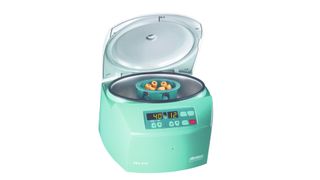 Die EBA 270 kann jeweils sechs gebräuchliche Blutabnahmegefäße oder Urinröhrchen bis zu einem Volumen von 15 ml bei einer maximalen Geschwindigkeit von 4000 Umdrehungen pro Minute zentrifugieren.  (Bild: Hettich)