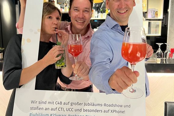 Das C4B-Marketing-Team feiert in Leipzig: Judith Beck, Andreas Johne und Marko Gatzemeier (Bild: C4B)
