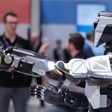 Die neuesten Robotik-Trends werden auf der Hannover Messe 2026 (20. - 24. April) im Application Park präsentiert. Fokus sind KI-basierte Wahrnehmungssysteme, autonome mobile Manipulatoren und humanoide Roboter. Ihr Vorteil liegt nicht nur in der Leistungsfähigkeit, sondern vor allem in der Anpassungsfähigkeit: Sie sind dafür konzipiert, menschliche Werkzeuge, Arbeitsplätze und Infrastrukturen zu nutzen. (Bild: Deutsche Messe AG)