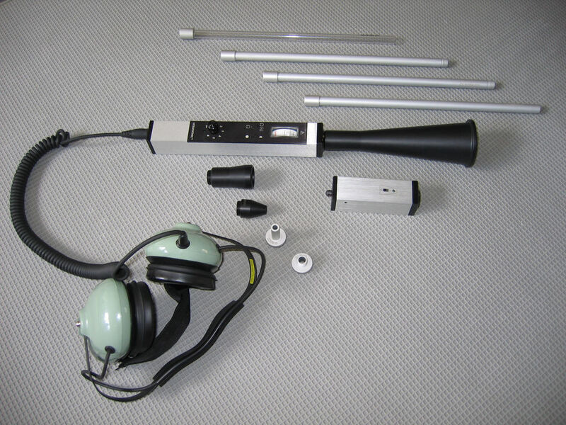 Das Ohr am Isolator: Mit einer am Spion aufgeschraubten Sonde tastet der Anwender das zu prüfende Anlagenteil akustisch ab.  (Bild: Chambers)
