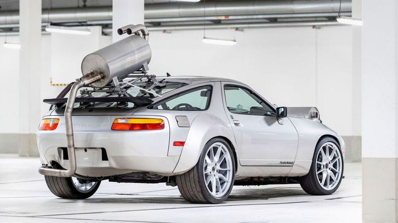 Die Abgasanlage besteht im Wesentlichen aus einem auf der Heckscheibe verzurrten XXL-Endschalldämpfer, aus dem zwei handgeschweißte Auspuffrohre in Richtung Heck weisen. Nicht zu sehen auf den Fotos: das komplett eingepackte Transaxle-Rohr und der rund um das Getriebe gedämmte Unterboden. (Bild: Porsche)