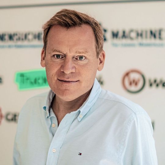 Sven Schmidt Sven Schmidt ist geschäftsführender Gesellschafter mit den Schwerpunkten Marketing sowie Vertrieb bei der Machineseeker Group. Unter anderem durch Auftritte in den Podcasts von OMR und Deutsche Startups hat er in der Digitalszene eine große Bekanntheit erlangt. Nach seinem Studium der Betriebswirtschaftslehre in Düsseldorf, Leipzig sowie den USA startete er seine Karriere als Unternehmensberater bei McKinsey. Danach war er als Gründer und Investor aktiv.(Bild:  Machineseeker Group)