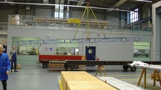 Aus Fertigungsresten der Flugzeugindustrie hergestellt:  Das Gehänge, mit dem ein spezielles Flugzeugteil transportiert wird, besteht aus CFK-Platten. Bei einer Tragkraft von 300 kg und einer Länge von 10 m, wiegt es nur 45 kg und kann von zwei Personen gut gehandhabt werden.  Bilder: HADEG Recycling (Archiv: Vogel Business Media)