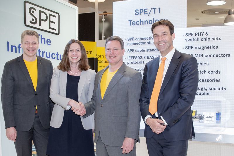 Haben eine Partnerschaft zu Single Pair Ethernet geschlossen (v.l.): Frank Welzel (Director Global Product Management, Harting Electronics), Monika Kuklok (Director Communication & Power, TE Connectivity), Ralf Klein (Geschäftsführer Harting Electronics) und Eric Leijtens (Global Product Manager Industrial Communication, TE Connectivity). (Harting)